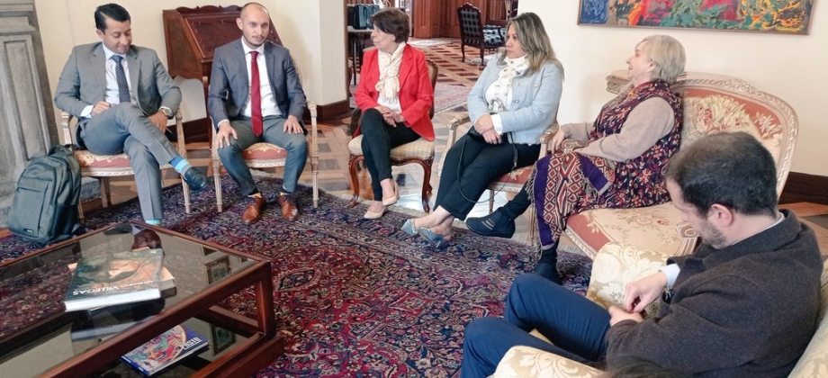 Por iniciativa de la embajadora María Antonia Velasco se realiza en Quito productiva reunión con cónsules de Colombia en Ecuador