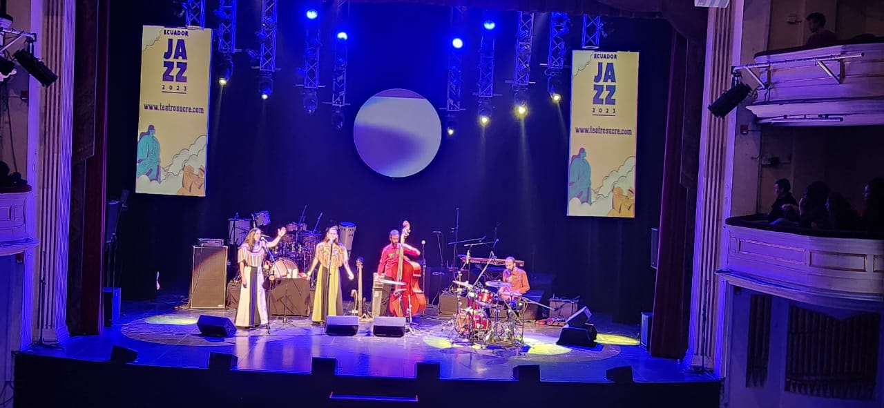 Presentación del grupo 'BITUIN' en el Teatro Nacional de Sucre