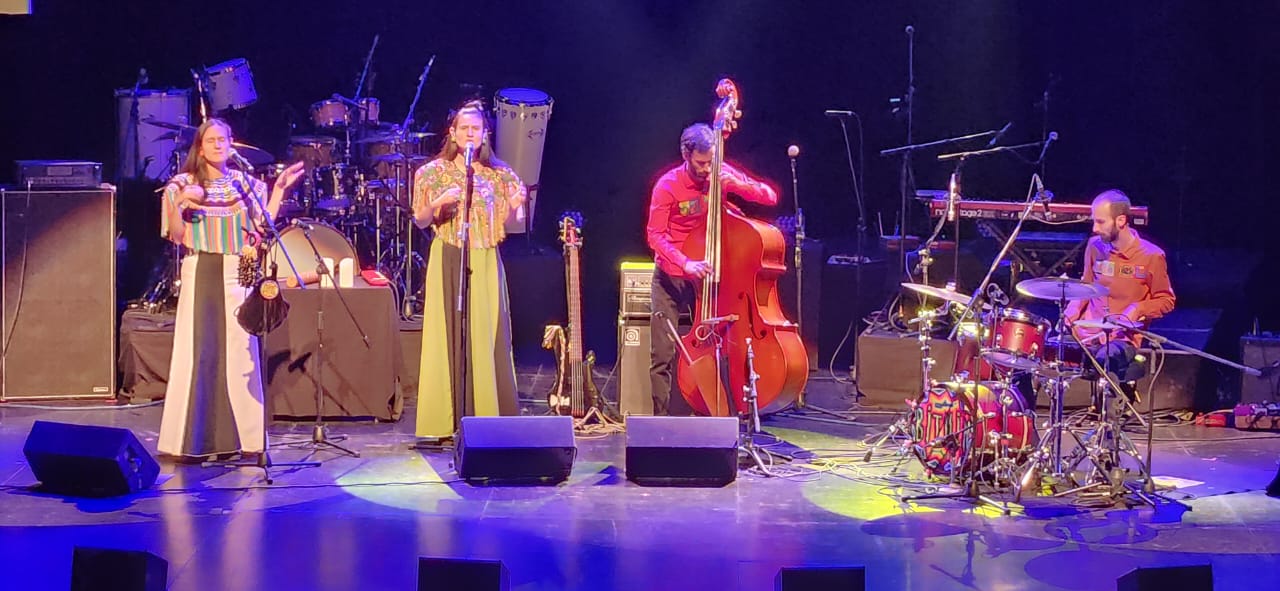 Presentación del grupo 'BITUIN' en el Teatro Nacional de Sucre