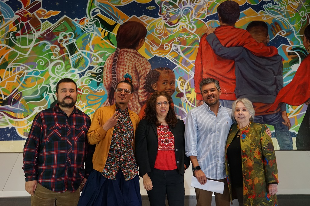 Secretaria de Cultura, Valeria Coronel, y los artistas del mural.