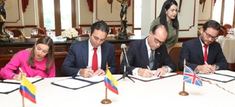 Embajador de Colombia en Ecuador participó en la ceremonia de suscripción del “Acuerdo Comercial Multipartes entre Colombia, Ecuador y Perú, y el Reino Unido de Gran Bretaña e Irlanda 