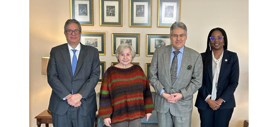 Embajadora María Antonia Velasco se reunió con CAF sede Ecuador para dialogar sobre integración regional con Colombia