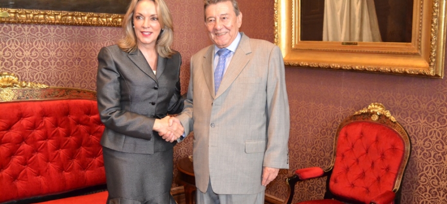 La ex canciller y ex secretaria general de UNASUR, María Emma Mejía, y el Canciller del Perú, Rafael Roncagliolo.