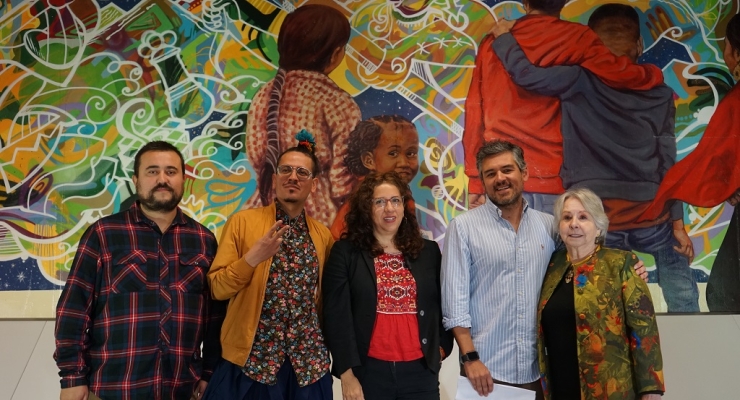 Secretaria de Cultura, Valeria Coronel, y los artistas del mural.